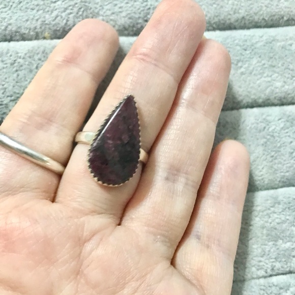 New Sterling Silver Teardrop Russian Eudialyte Ring Size 8 Red Greens Crystal - Picture 4 of 16